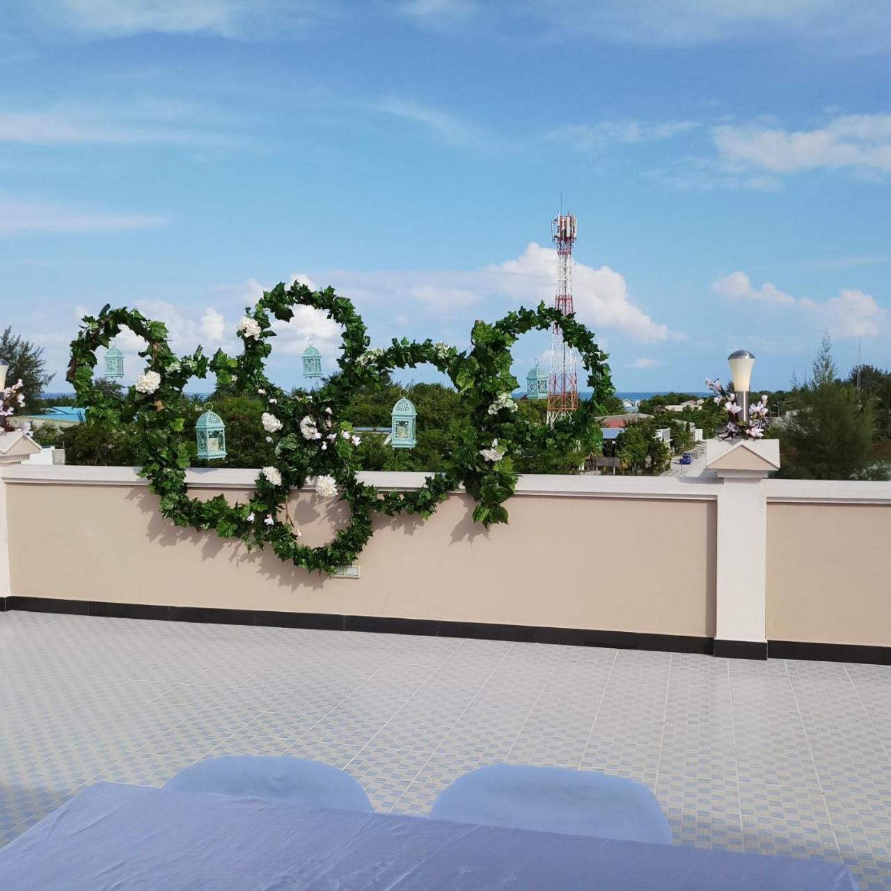 Abuharee Grand Hotel Addu City Bagian luar foto
