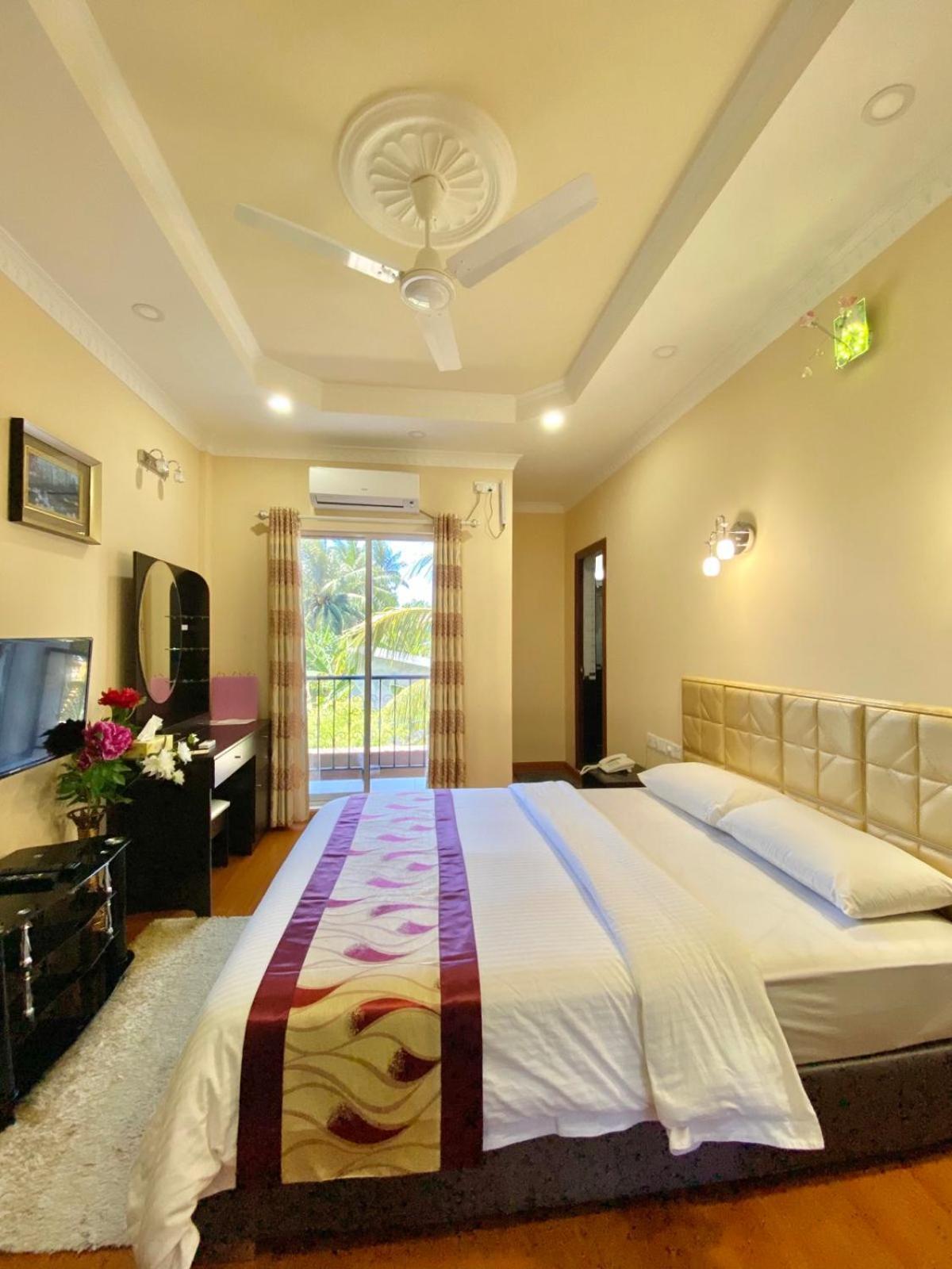 Abuharee Grand Hotel Addu City Bagian luar foto