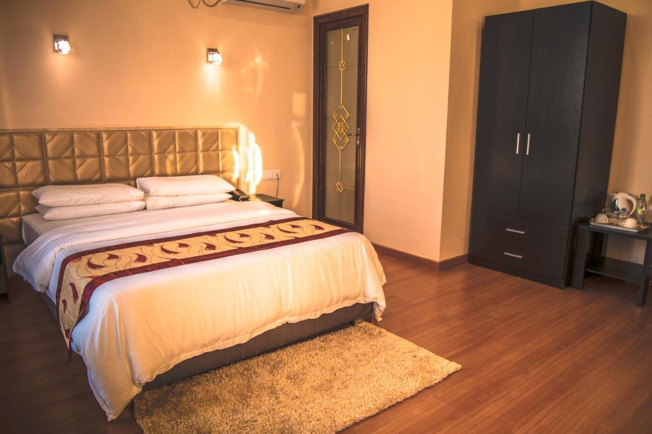 Abuharee Grand Hotel Addu City Bagian luar foto