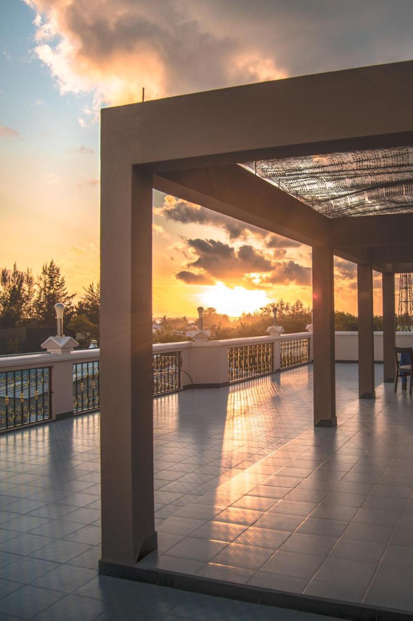 Abuharee Grand Hotel Addu City Bagian luar foto