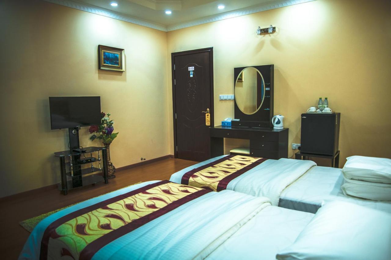 Abuharee Grand Hotel Addu City Bagian luar foto