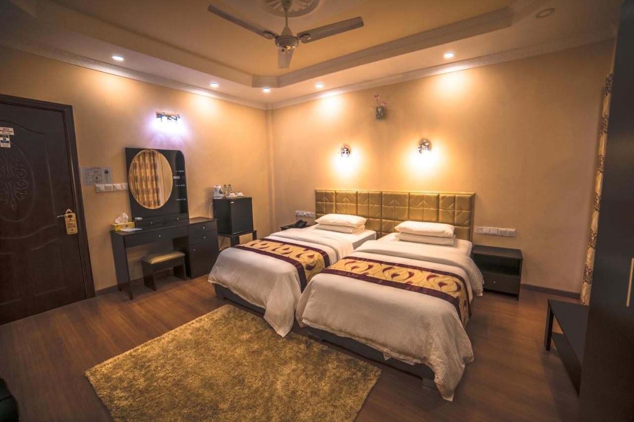 Abuharee Grand Hotel Addu City Bagian luar foto