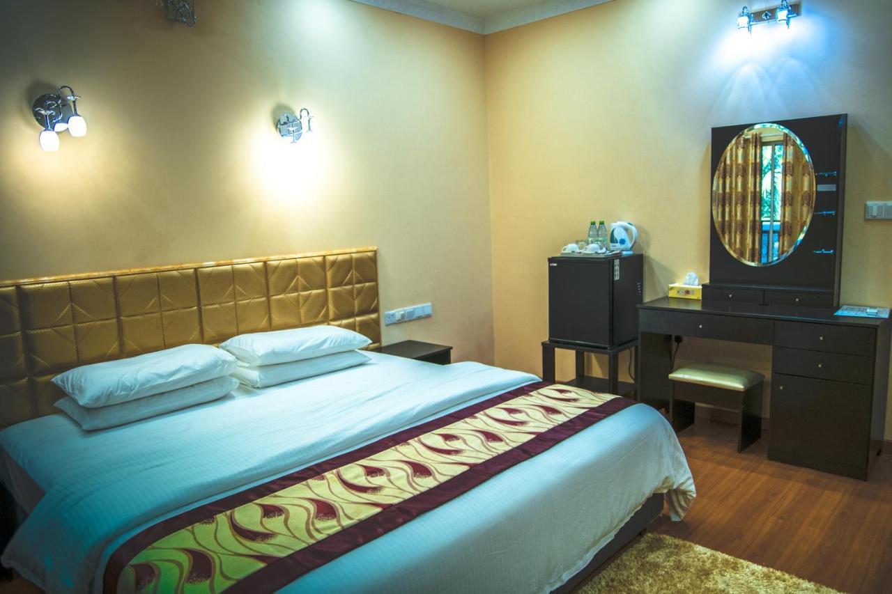 Abuharee Grand Hotel Addu City Bagian luar foto