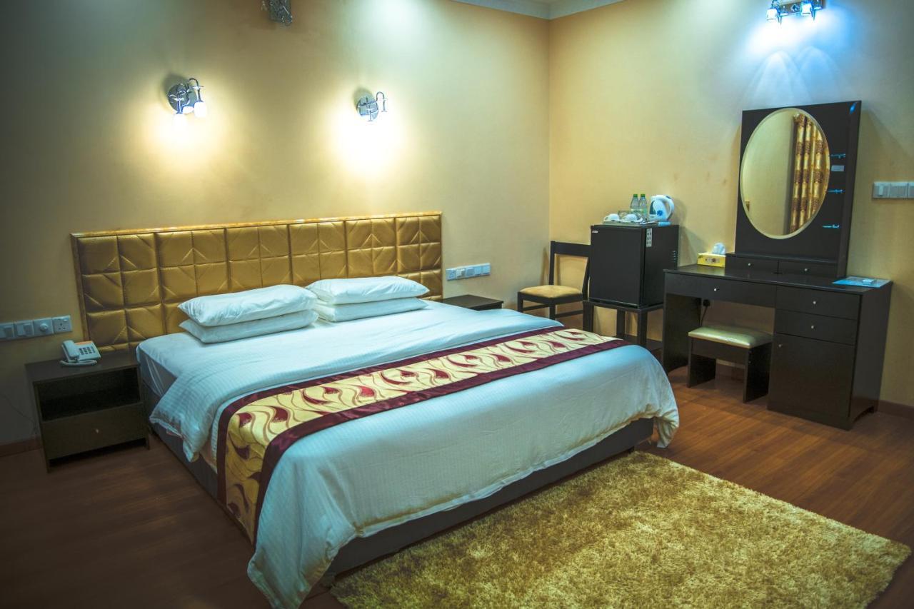 Abuharee Grand Hotel Addu City Bagian luar foto